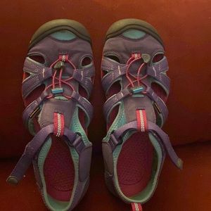 Yes,KEEN the best feeling when walk, your feet and toes it just feels.size 9 1/2